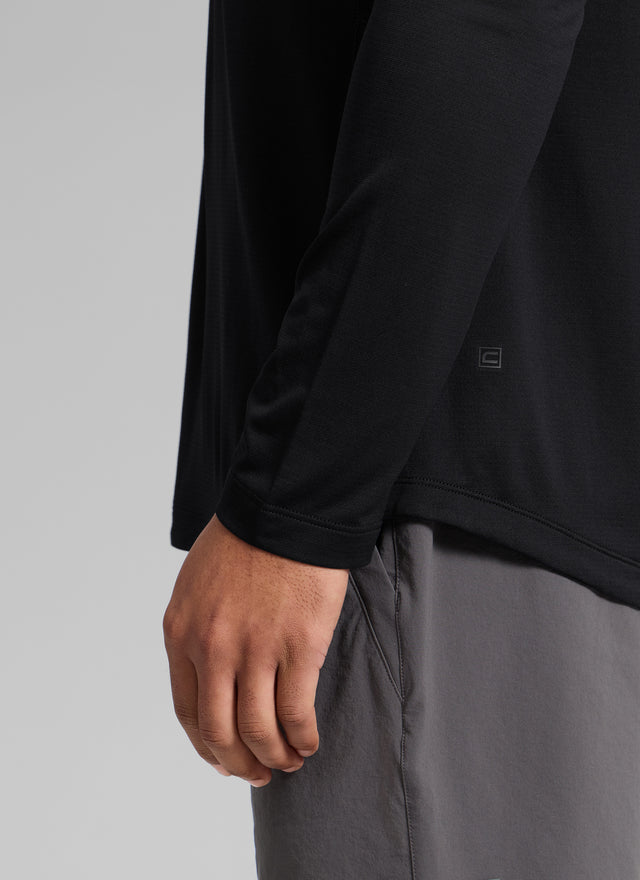 CRZ YOGA Men's Train Slim Fit Lightweight Rounded Scallop Long Sleeves Black