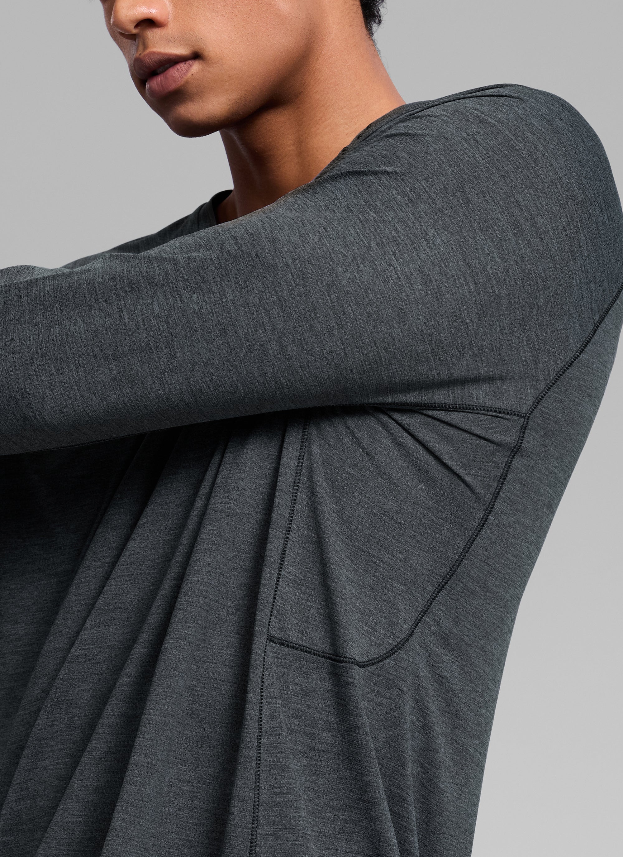 CRZ YOGA Men's Train Slim Fit Lightweight Rounded Scallop Long Sleeves Carbon Heather