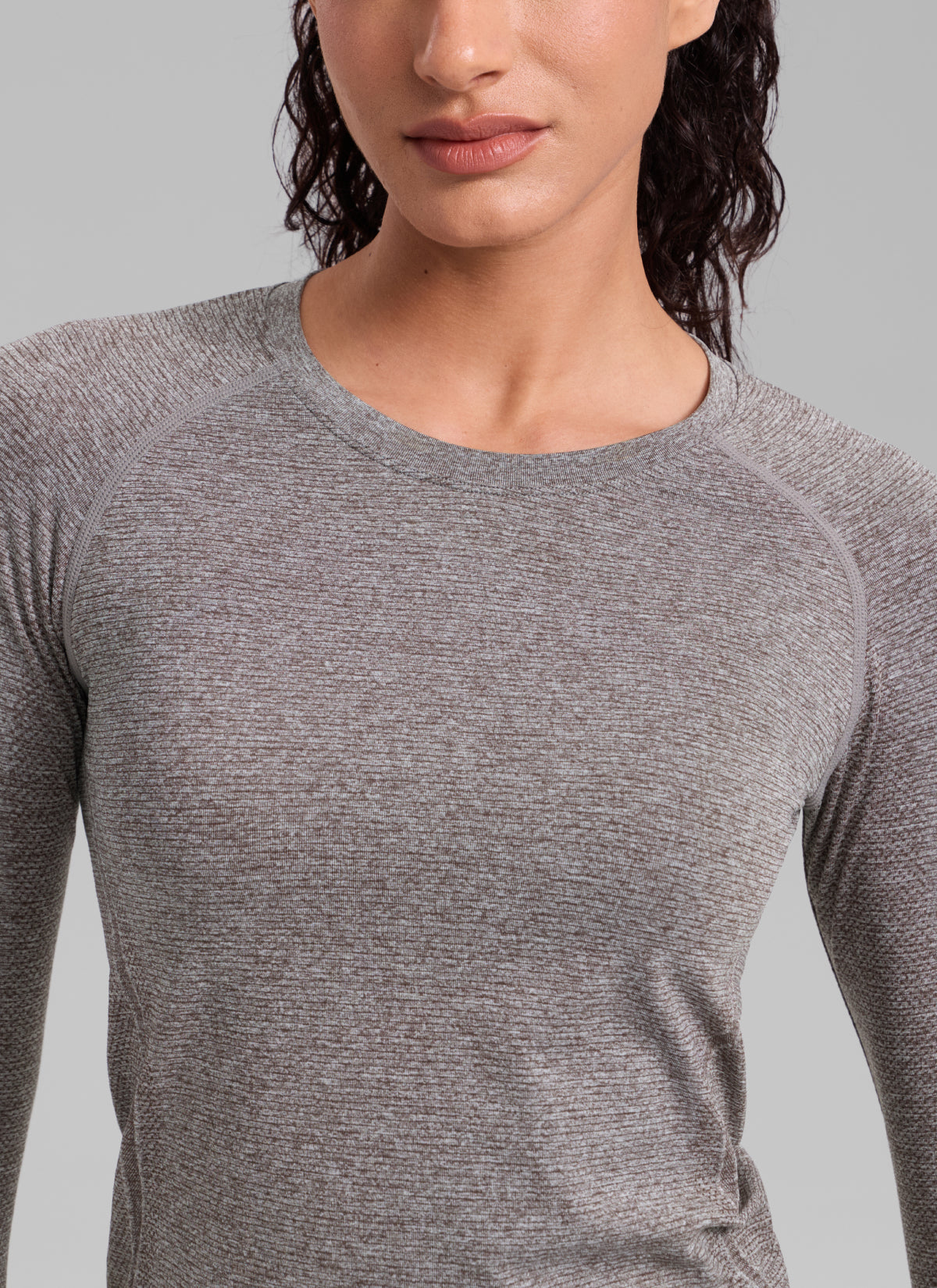 CRZ YOGA Women's Run Train Shirts Seamless Long Sleeve Waist Length Hot Fudge Brown Heather @model_info:Lerissa