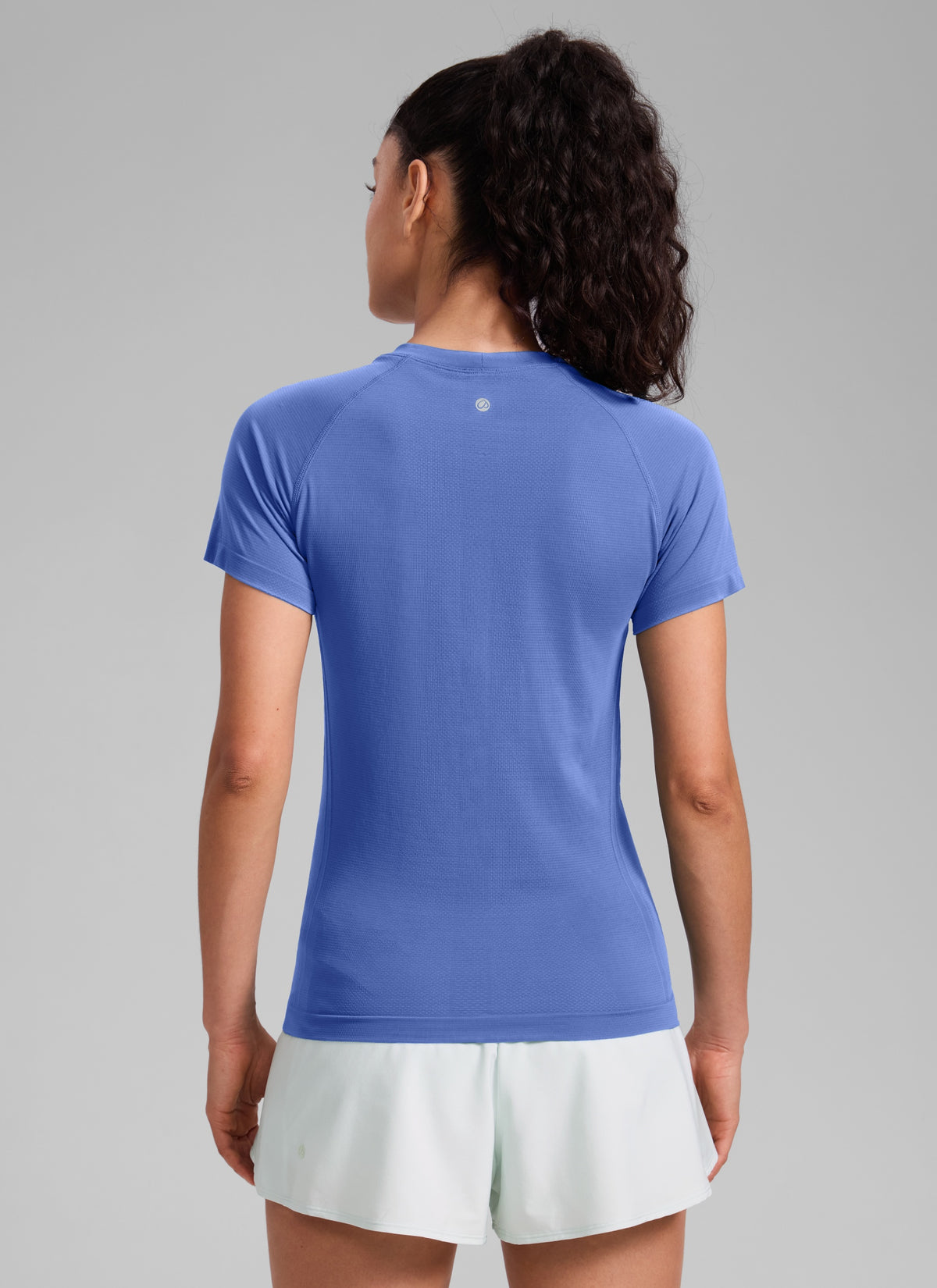 CRZ YOGA Women's Running Classic Fit Shirts Seamless Short Sleeves Wild Indigo @model_info:Larissa