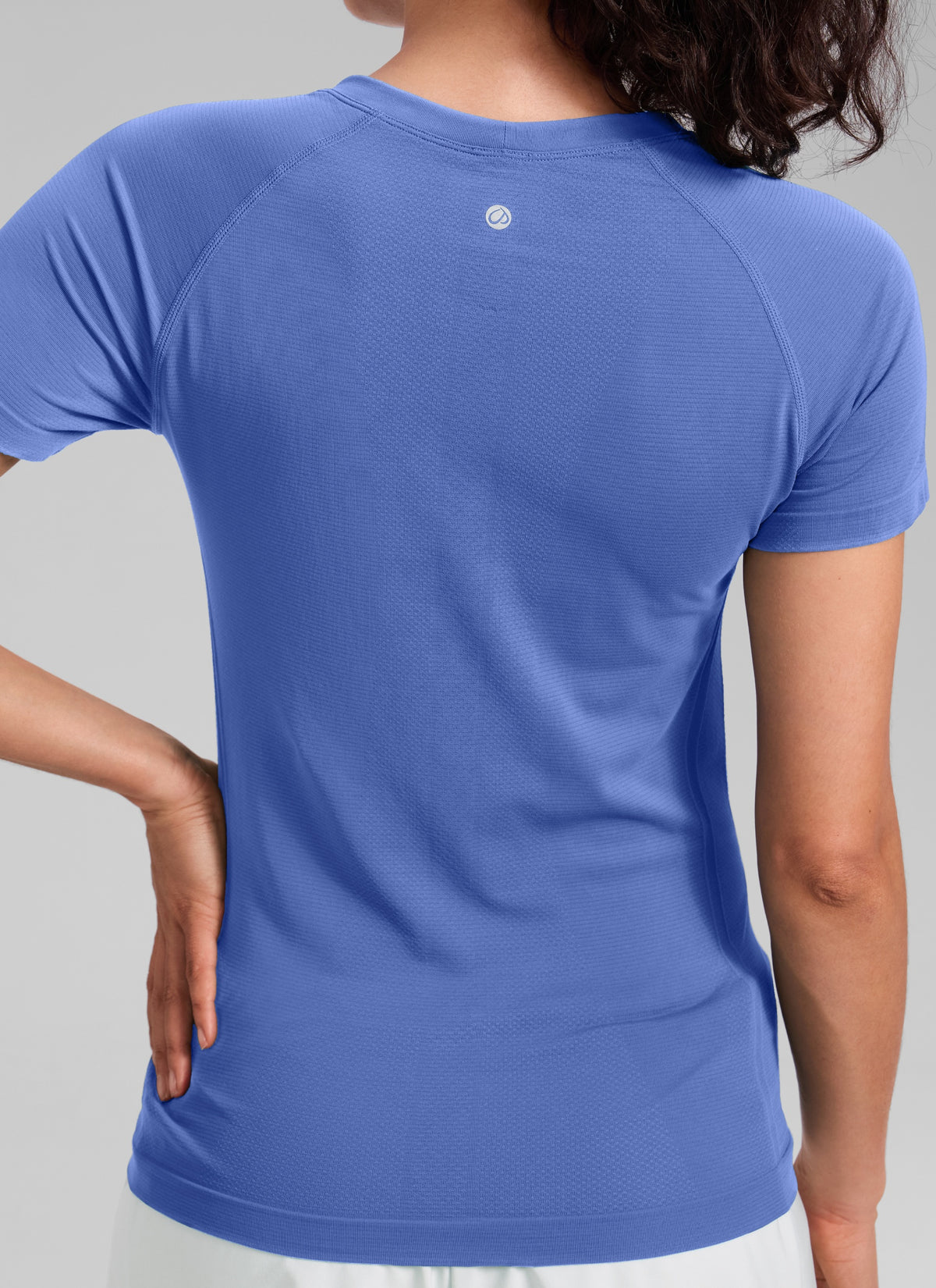 CRZ YOGA Women's Running Classic Fit Shirts Seamless Short Sleeves Wild Indigo @model_info:Larissa