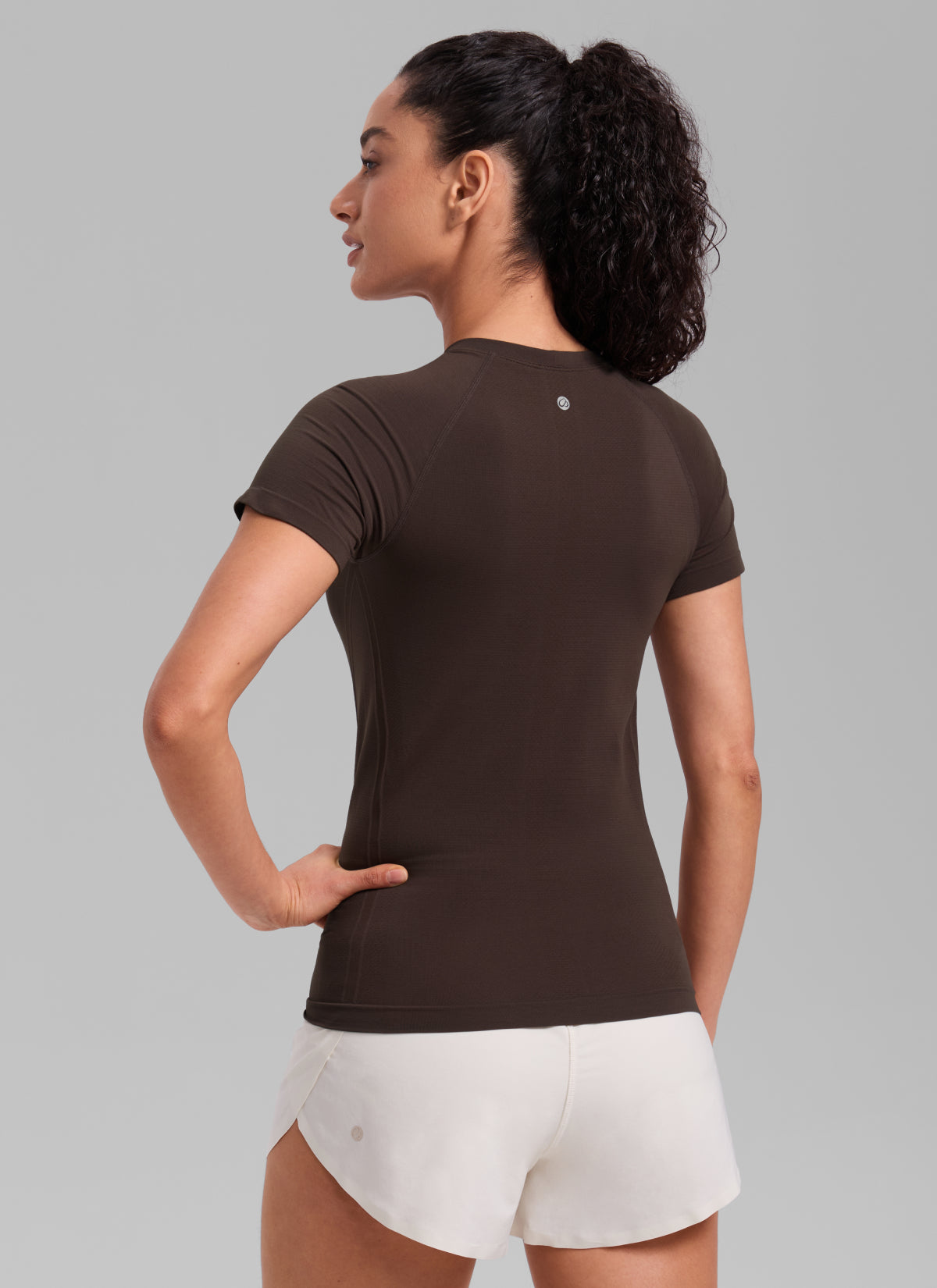 CRZ YOGA Women's Running Classic Fit Shirts Seamless Short Sleeves Hot Fudge Brown @model_info:Larissa