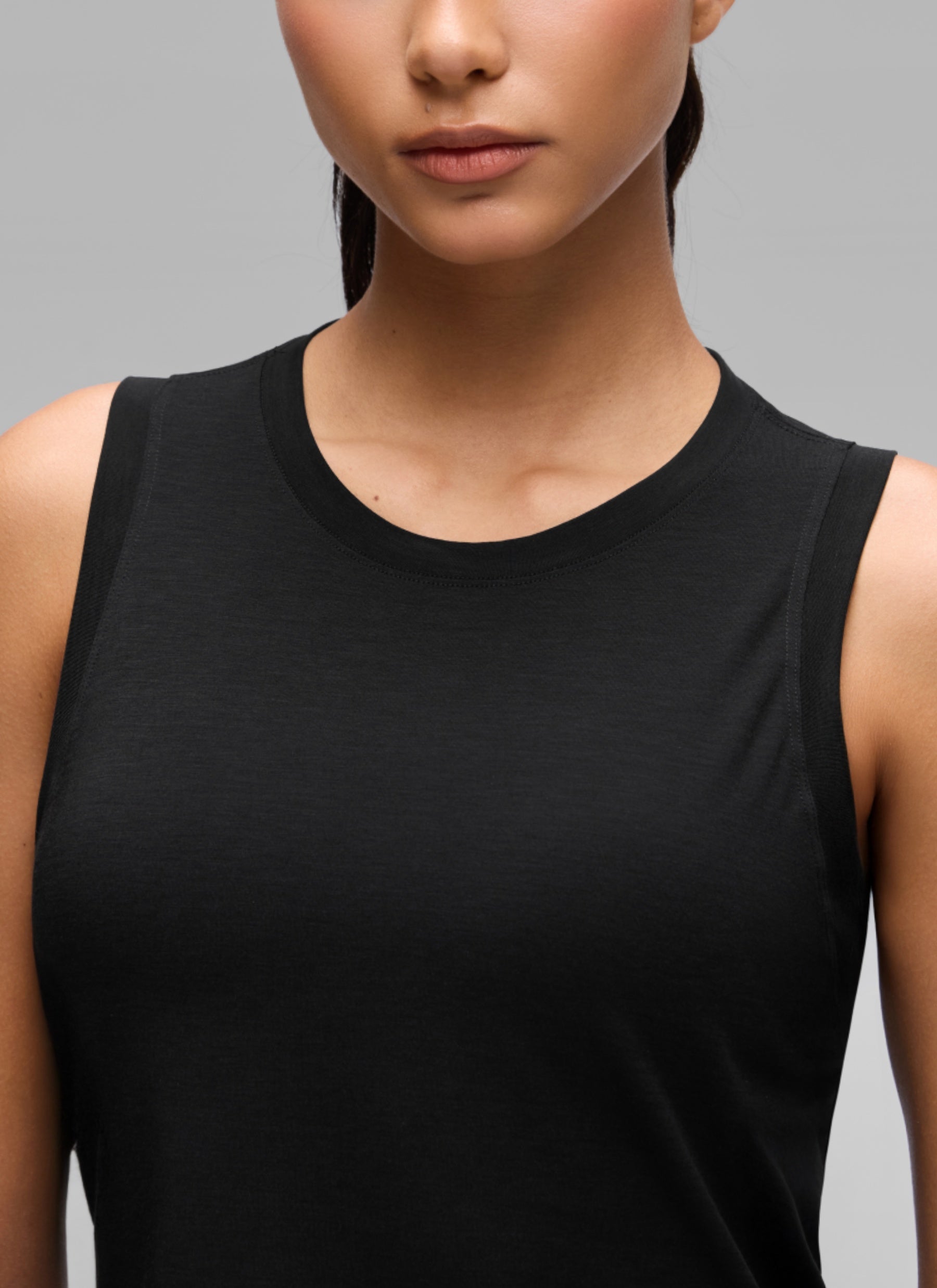 CRZ YOGA Women's Quick Dry Crop Racerback Sleevesless Tank Tops Black @model_info:A