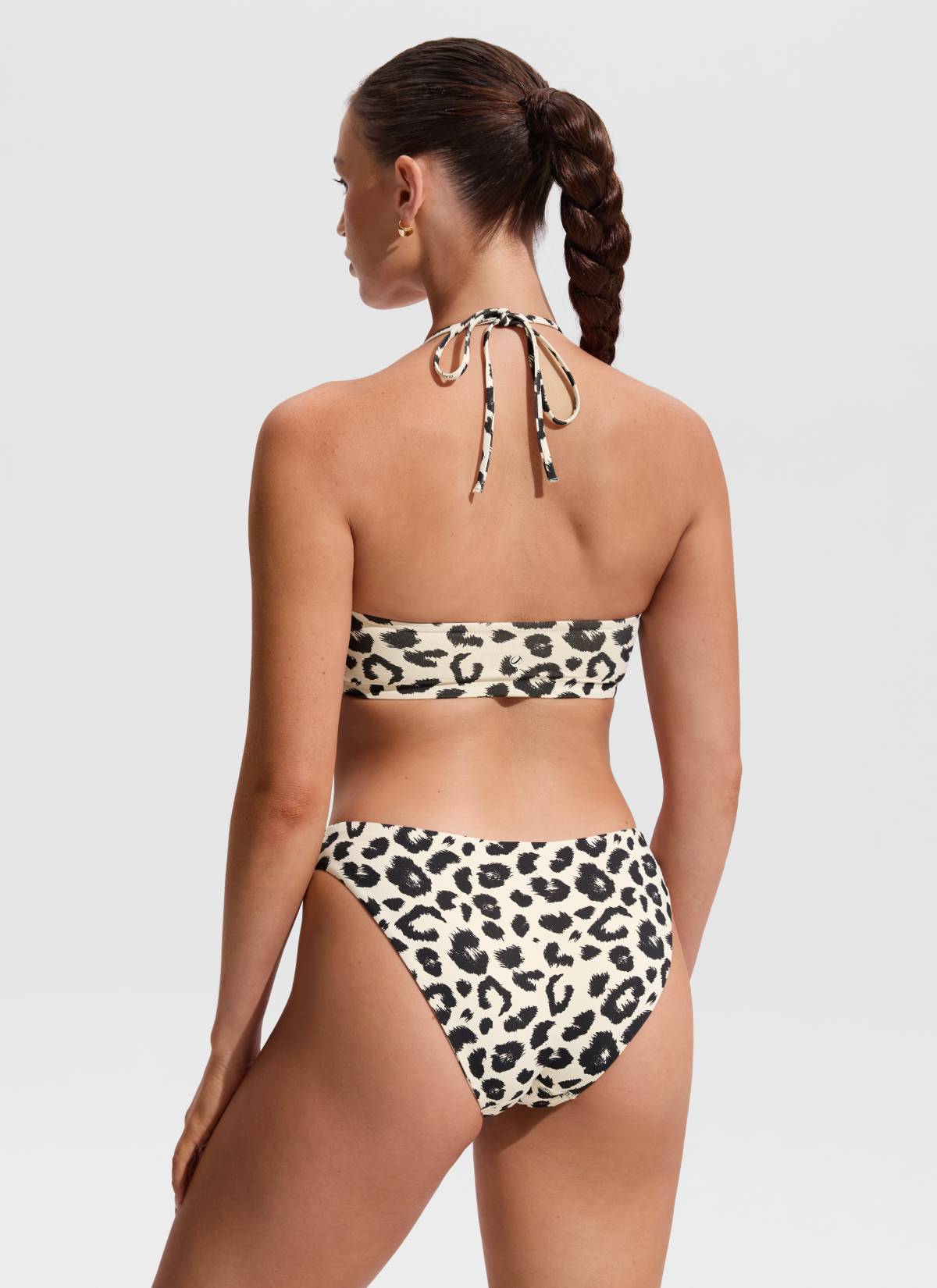 CRZ YOGA Women's Swimwear U Neck Open Back Self Tie Halter Bikini Tops Primulin Leopard Print @model_info:Hannah